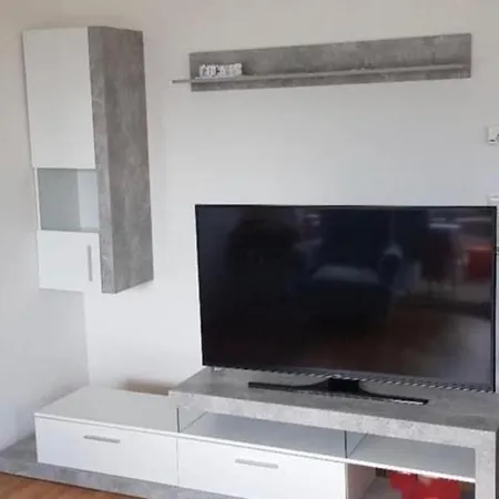 Apartment Close *